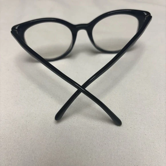 CHANEL Elegant and Interchangeable Sunglasses Trio - Picture 7 of 12